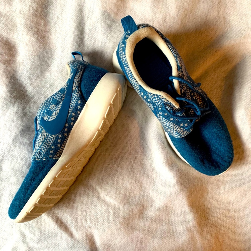 Nike Women’s Ugly Sweater Roche Run ms